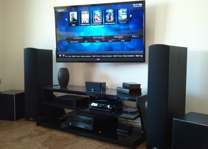 сборочный стол с компонентами HTPC