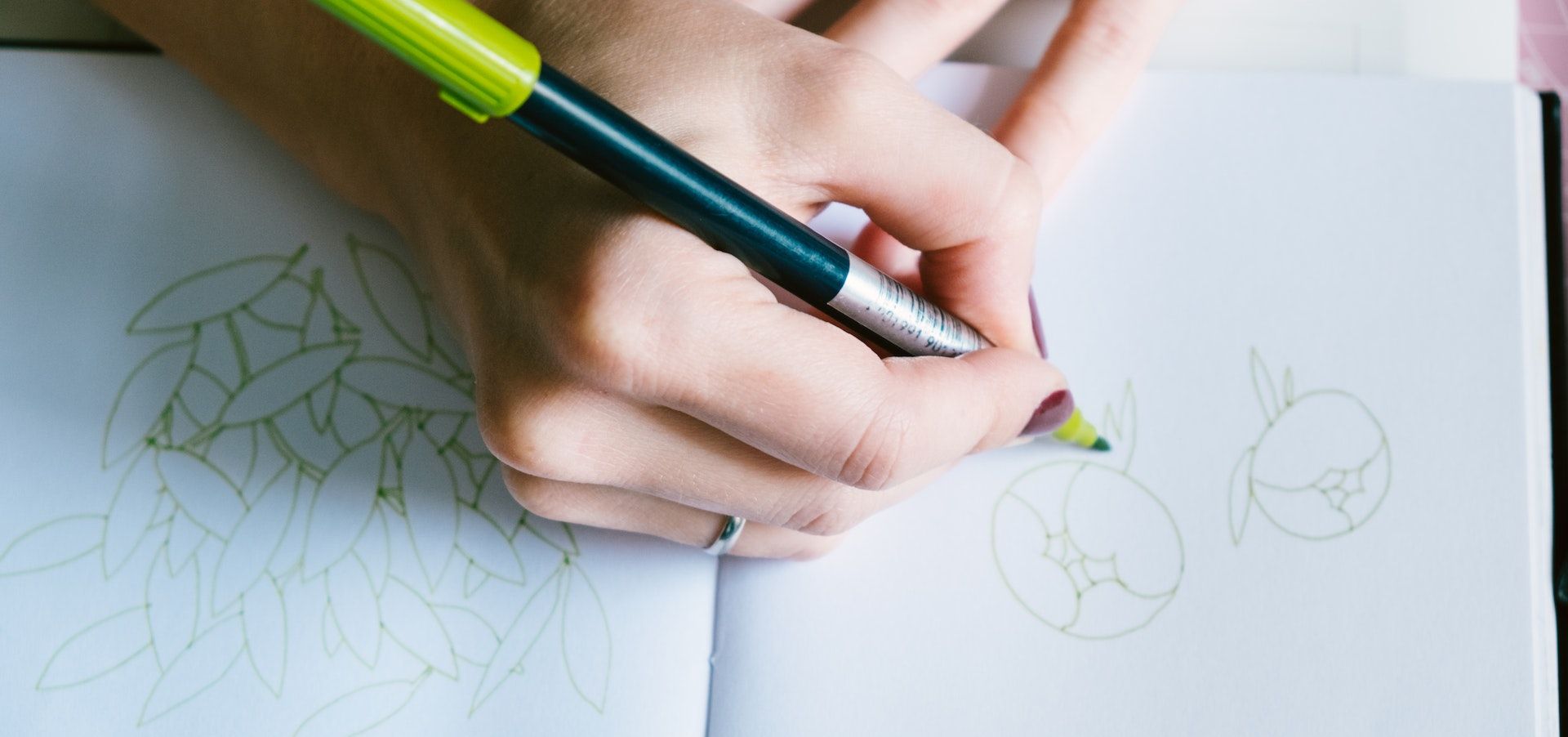 рука делает каракули в блокноте