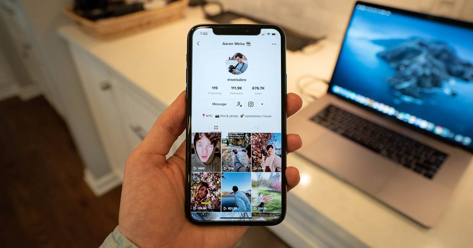 Экран телефона с профилем TikTok