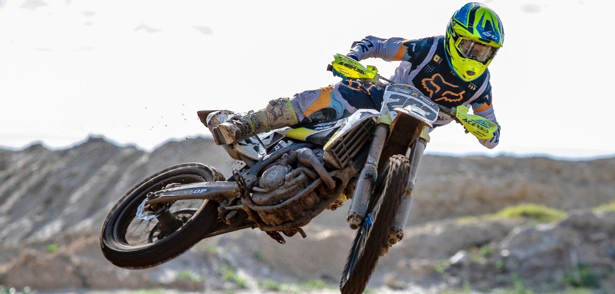 Мотоцикл на треке выполняет трюк