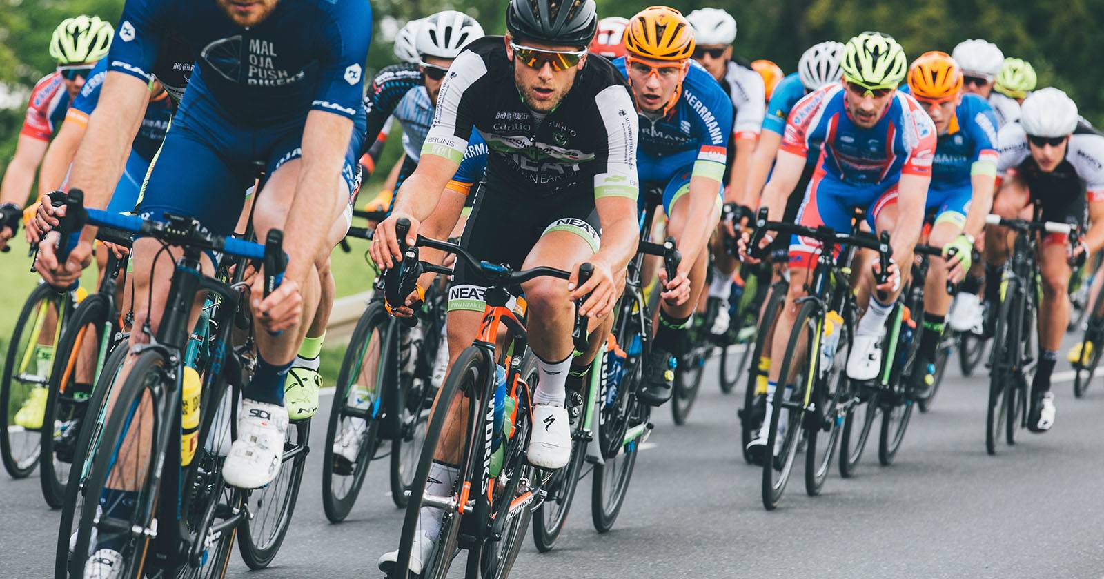 Группа велосипедистов на трассе