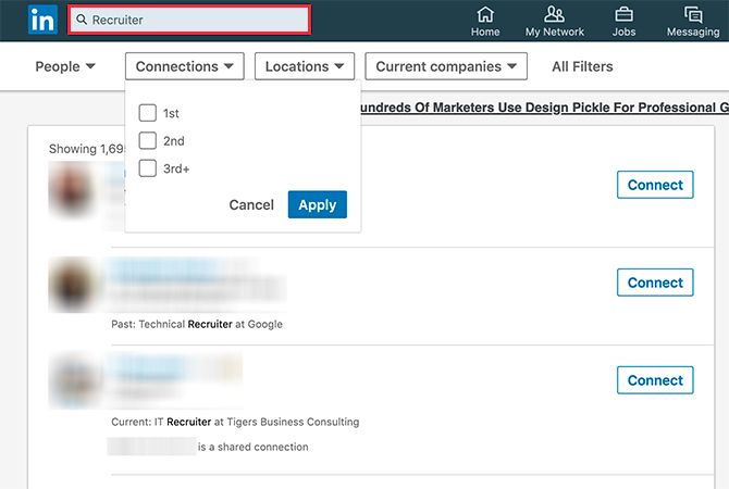 Человек изучает профиль компании и вакансии в LinkedIn на экране