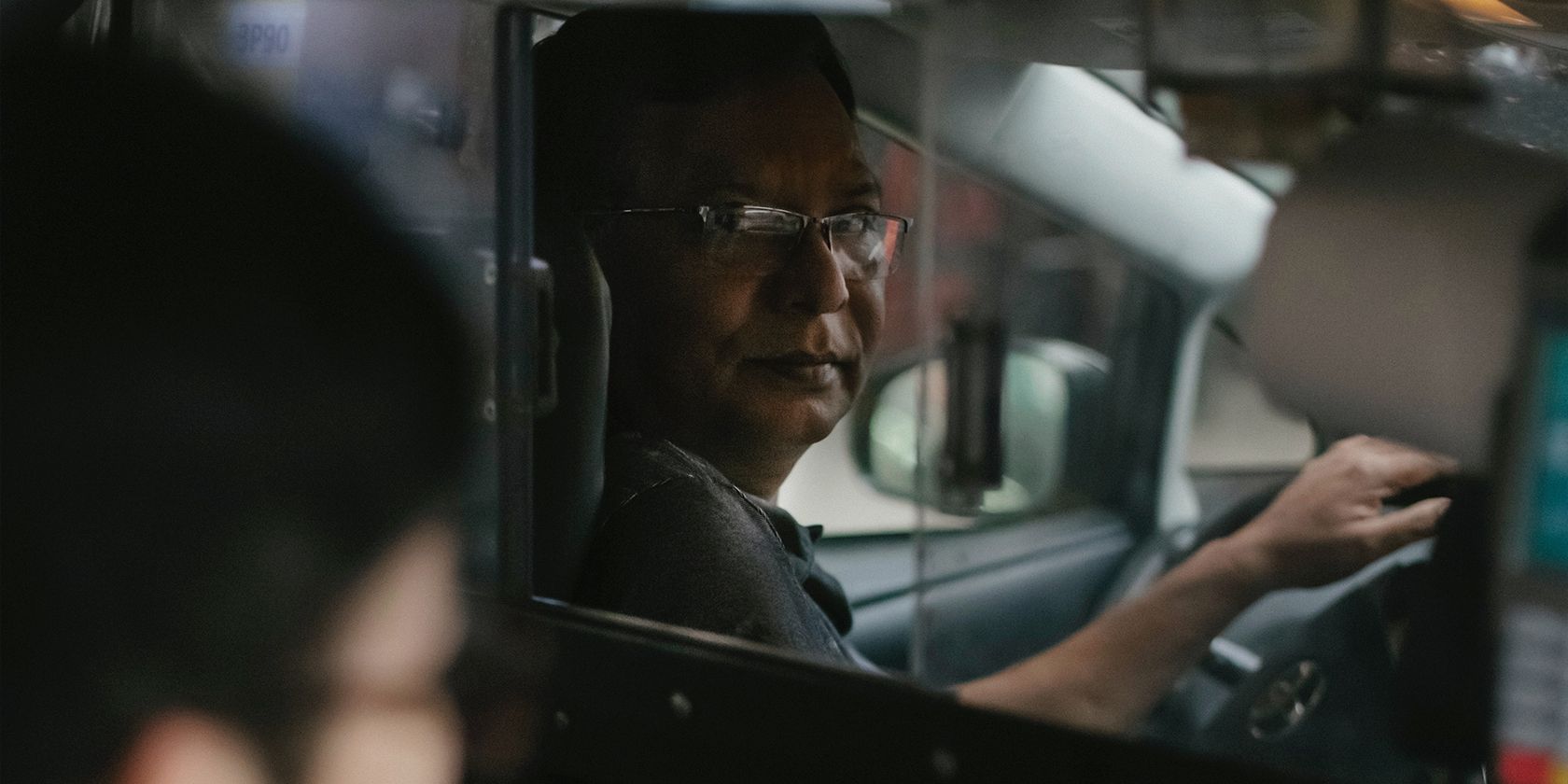 водитель смотрит назад на пассажира