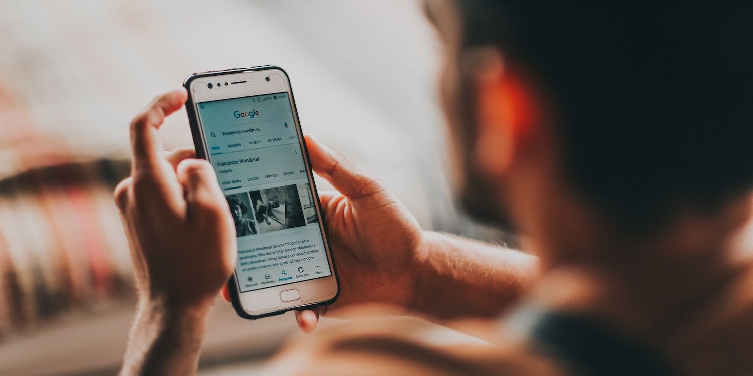 мужчина с айфоном