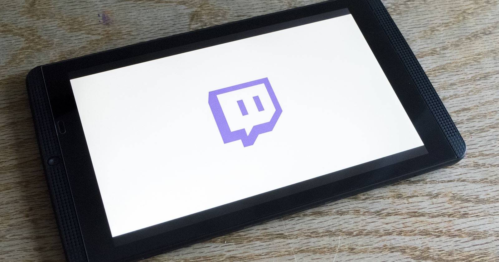 Логотип Twitch на смартфоне