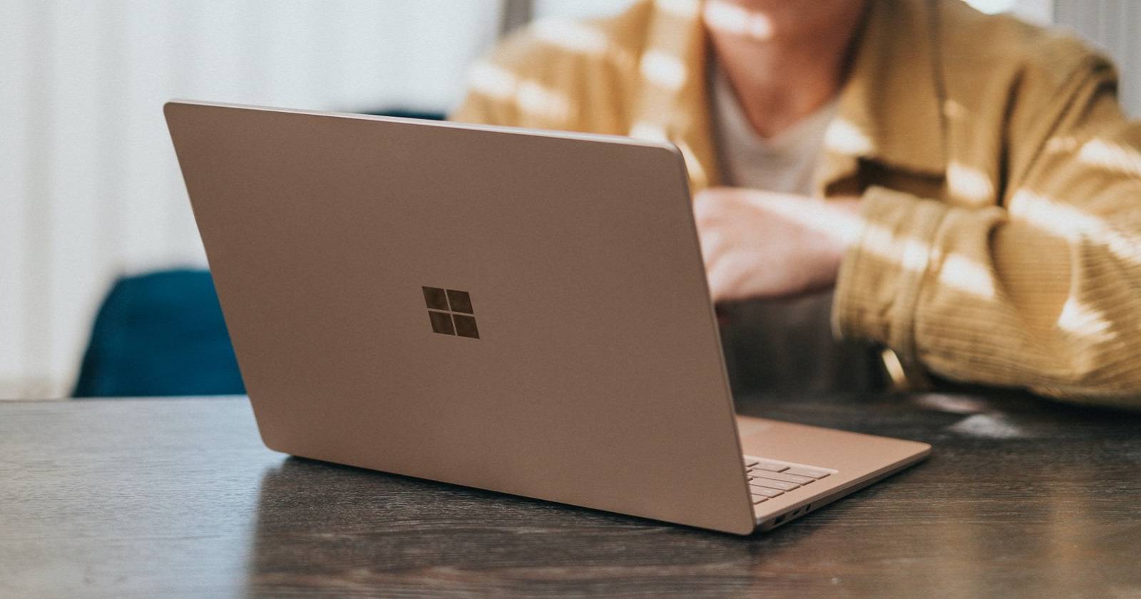 Windows ノートパソコンを操作する人物