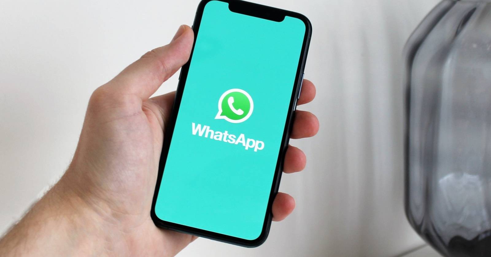 Логотип WhatsApp на экране мобильного телефона