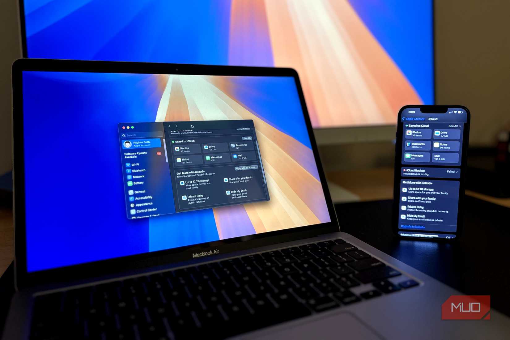 iPhone и MacBook с открытым меню iCloud