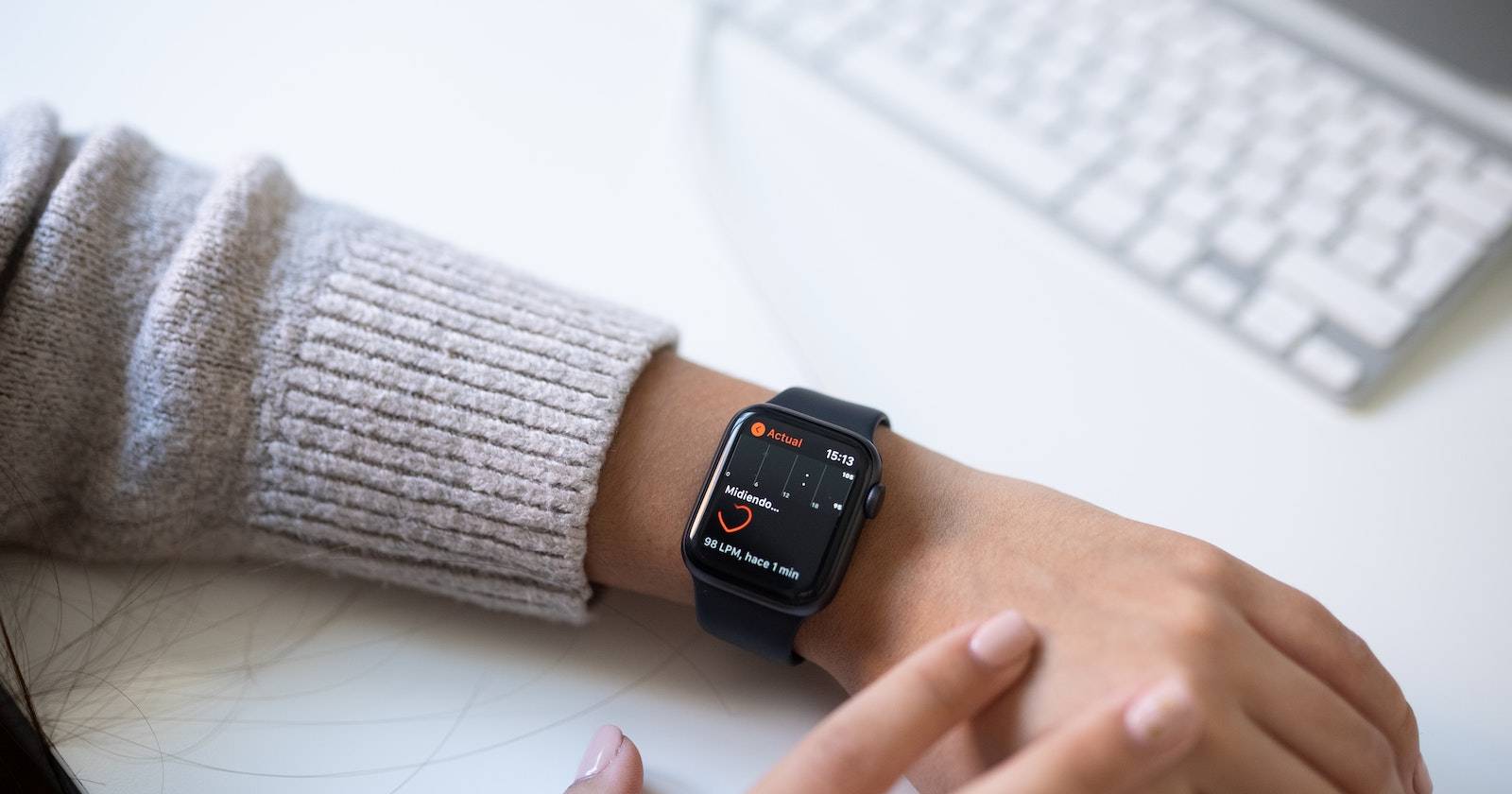 Человек, управляющий уведомлениями на умных часах