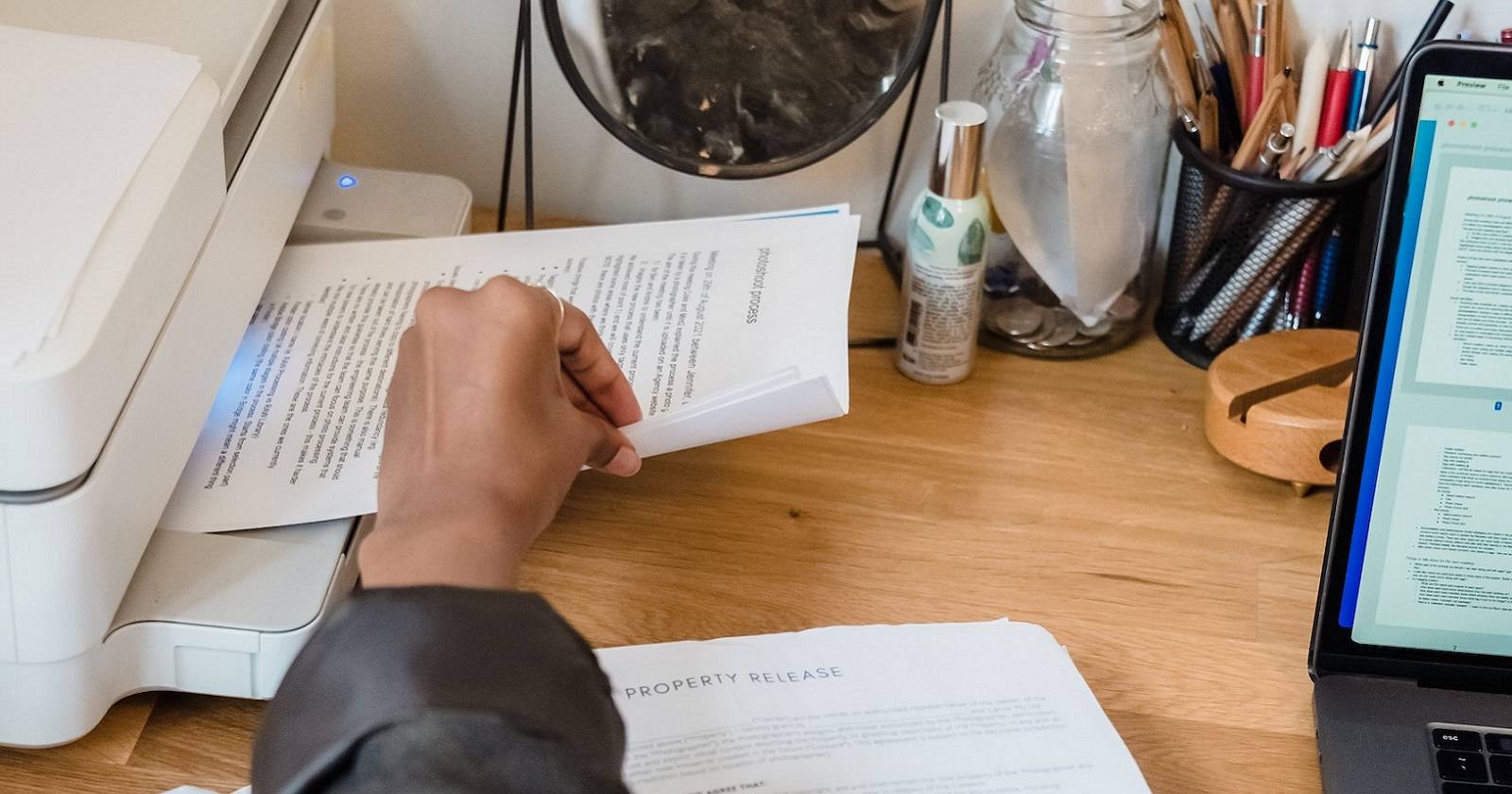 Принтер и ноутбук на столе