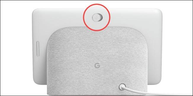 Переключатель отключения микрофона на дисплее Google Nest Hub.