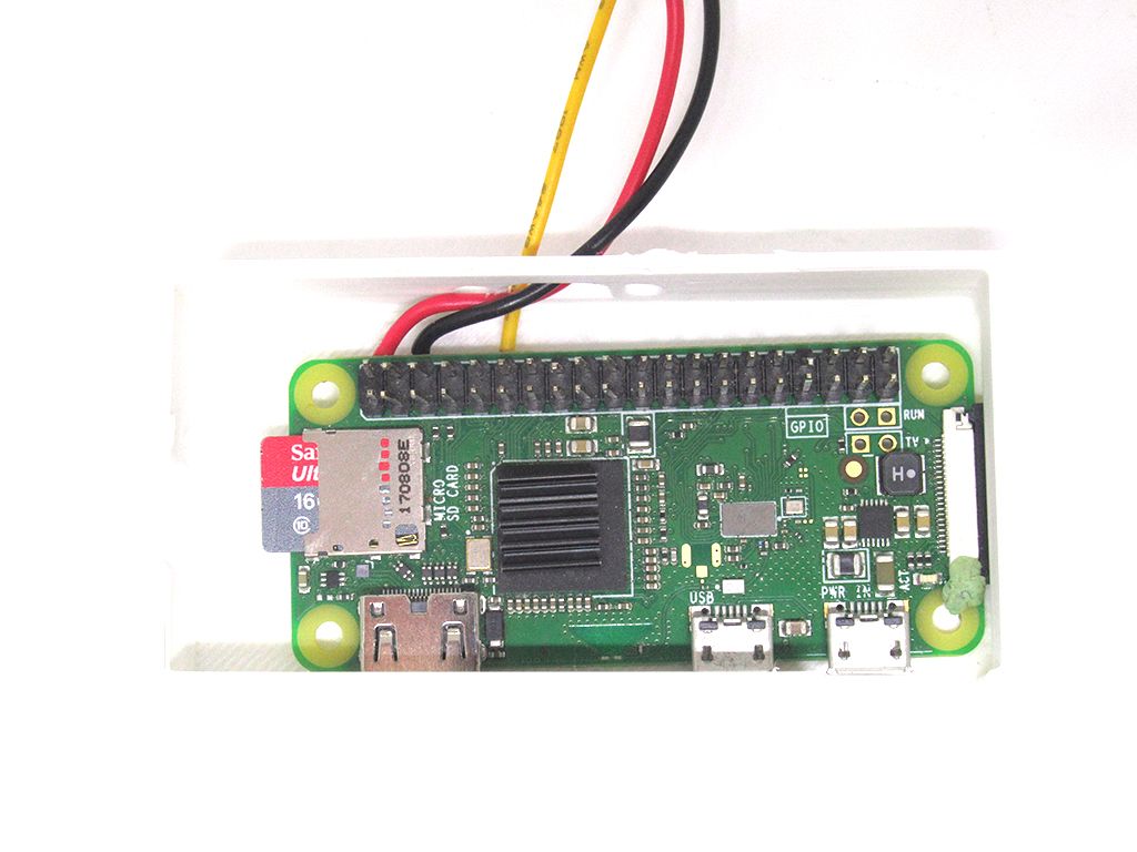 Raspberry Pi Zero W установлен в корпусе, провода петлются через монтажное отверстие.