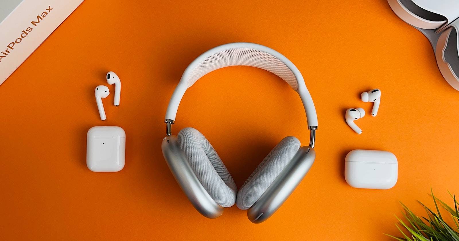 Наушники AirPods на белом фоне