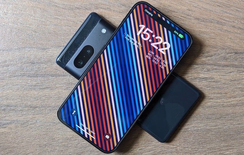 Pixel 7 заряжает iPhone 14 Pro Max при помощи Battery Share: контакт задних панелей