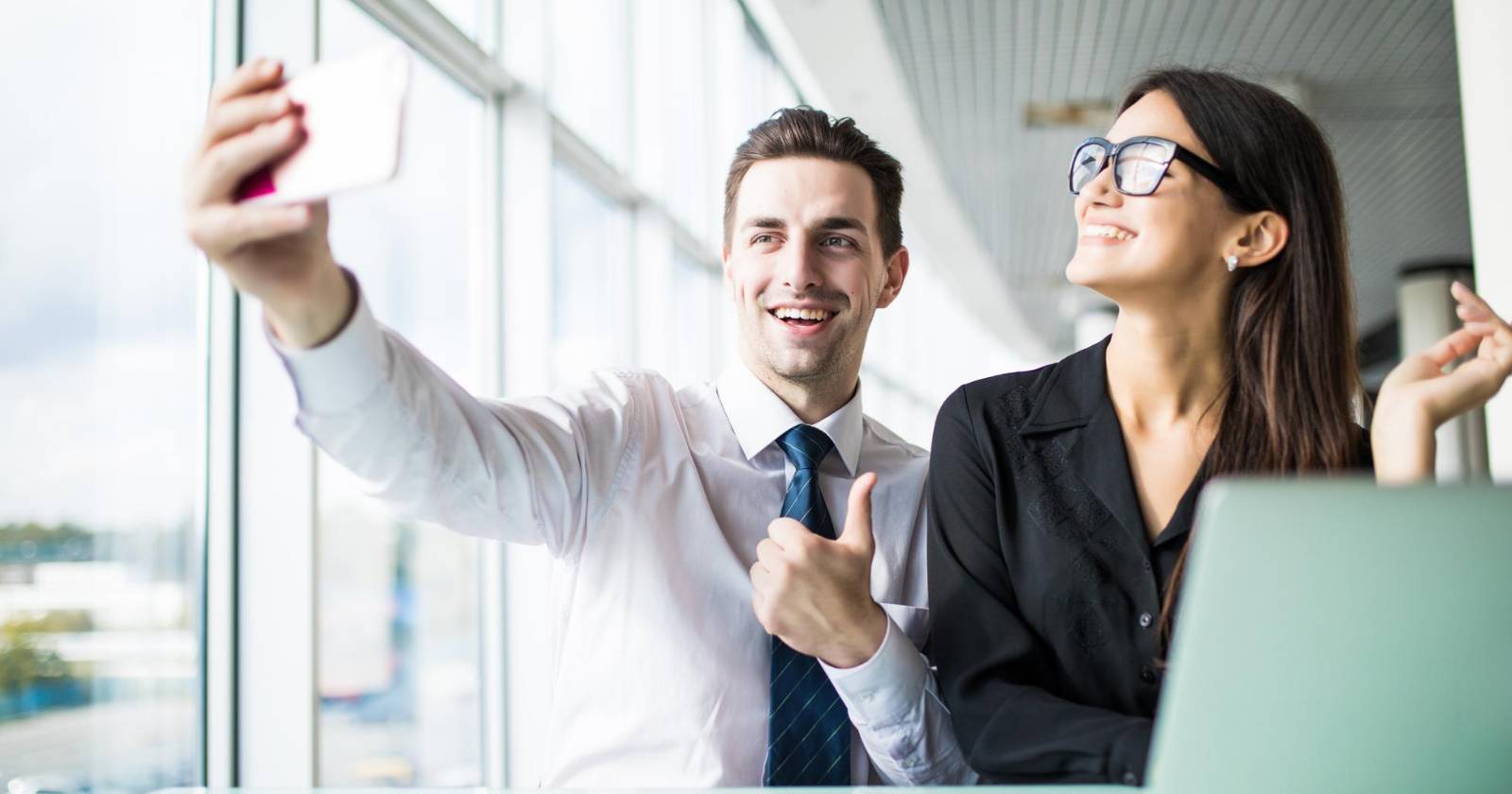 Группа людей на рабочем месте, отвлекающиеся от задач