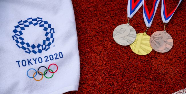 Логотип Tokyo 2020 рядом с золотой, серебряной и бронзовой медалями