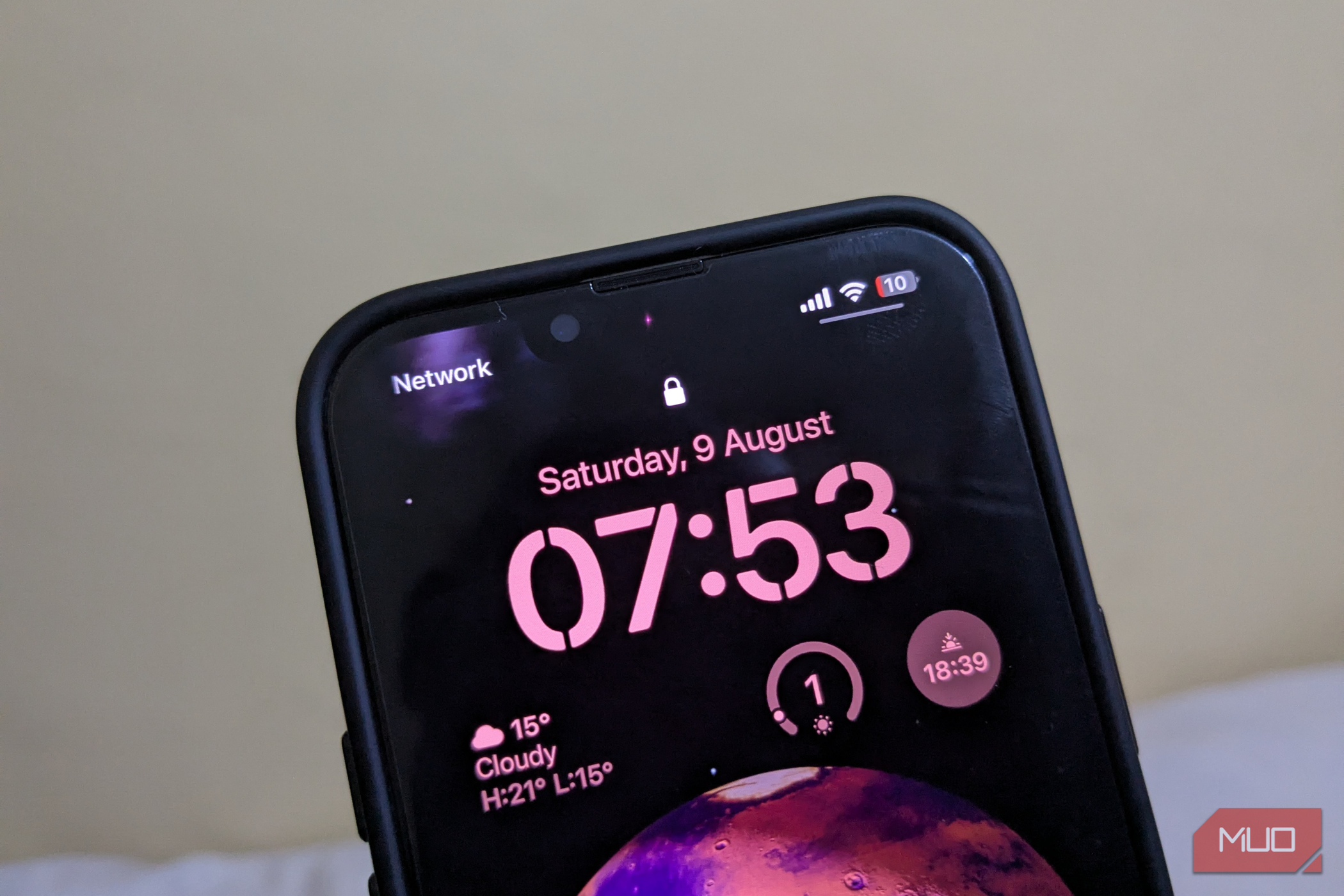 Почему iPhone разряжается ночью: причины и решения