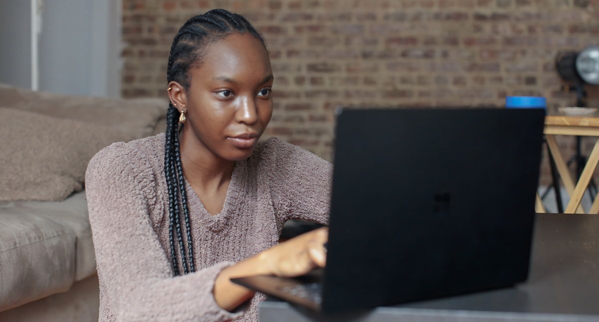 Пользователь за компьютером с Windows