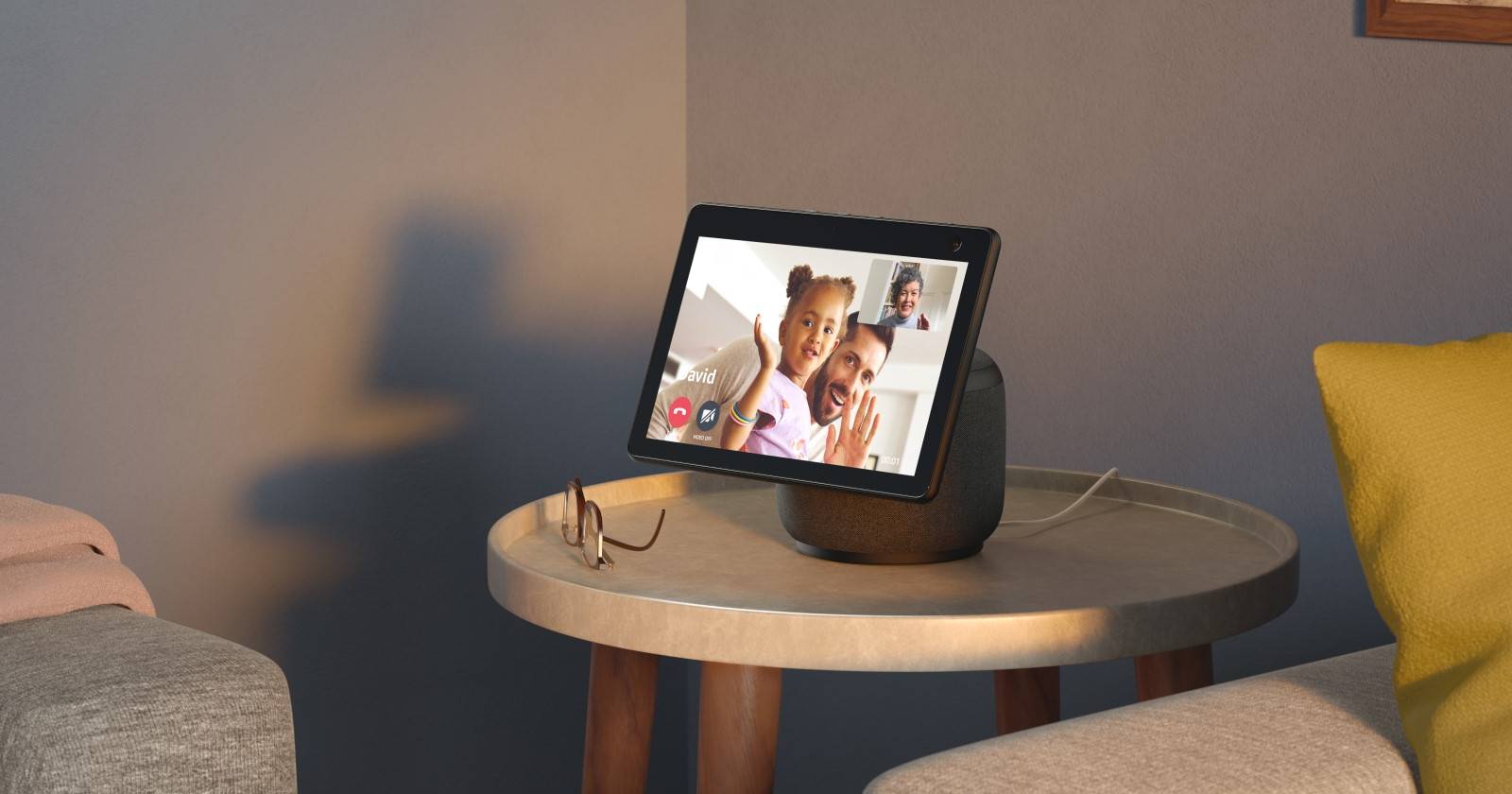 Amazon Echo Show 10 на прикроватном столике