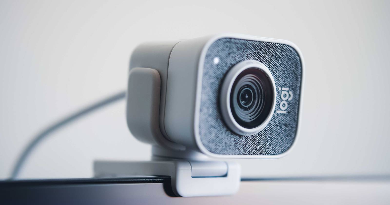 Веб‑камера Logitech, прикреплённая к монитору