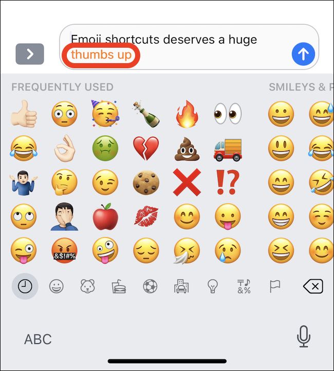 Словосочетание «thumbs up» выделено оранжевым и предлагается эмодзи «палец вверх»