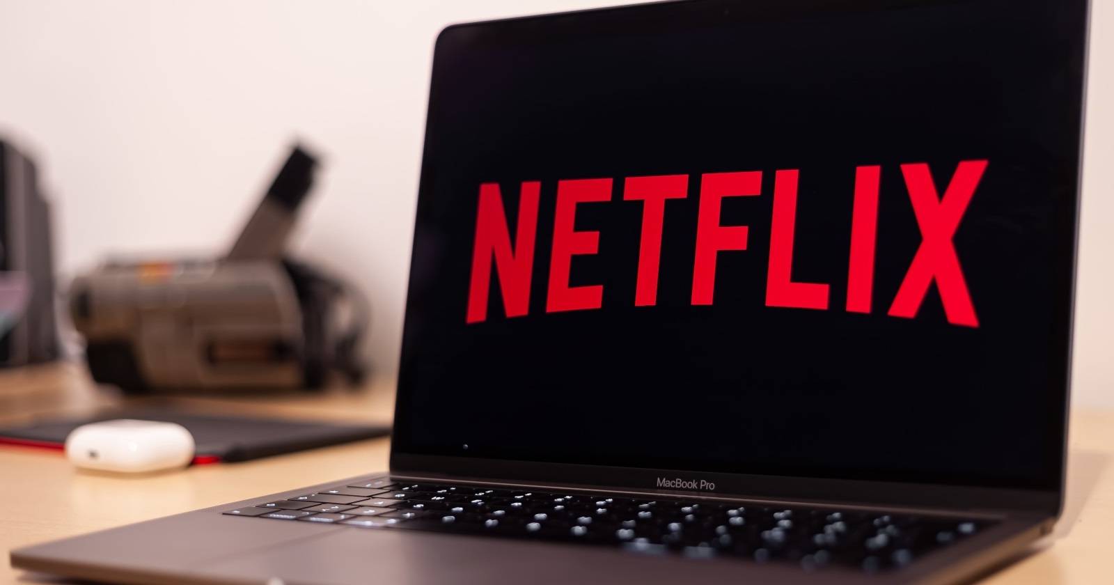 Ноутбук с логотипом Netflix на экране