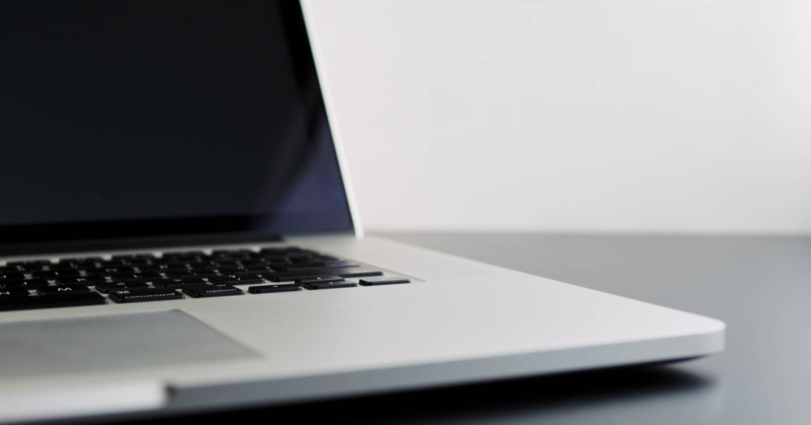 Ноутбук с Windows 11 на белом столе