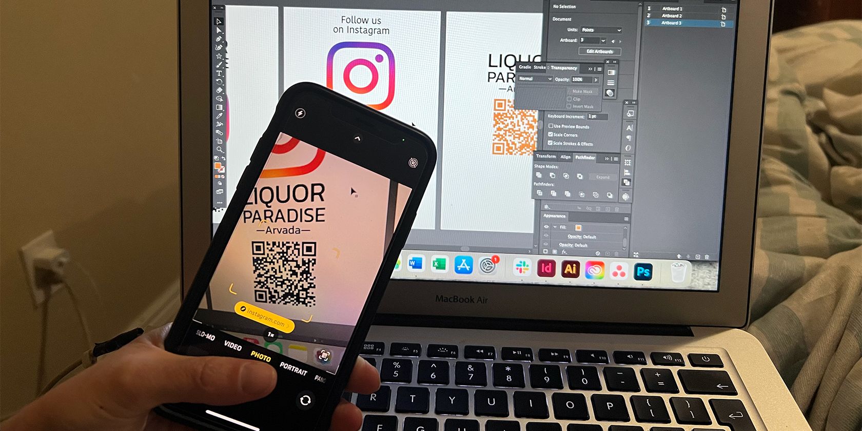 Смартфон сканирует QR-код на экране ноутбука