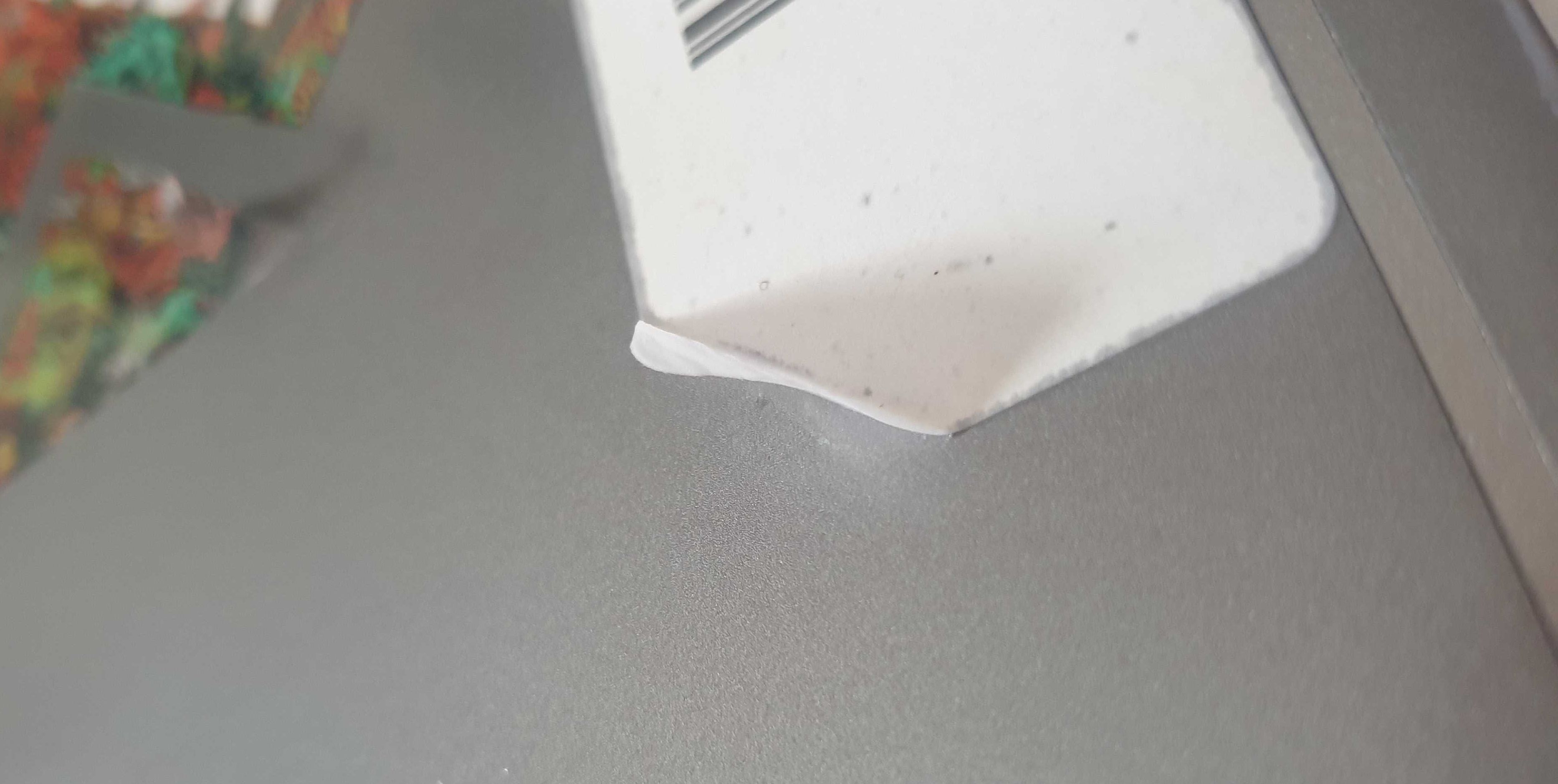 отслоенная наклейка на ноутбуке