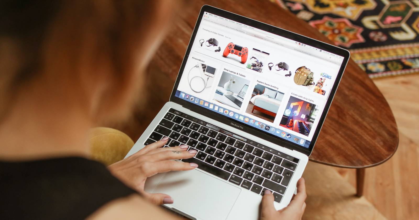 Человек совершает покупку на Amazon с ноутбука