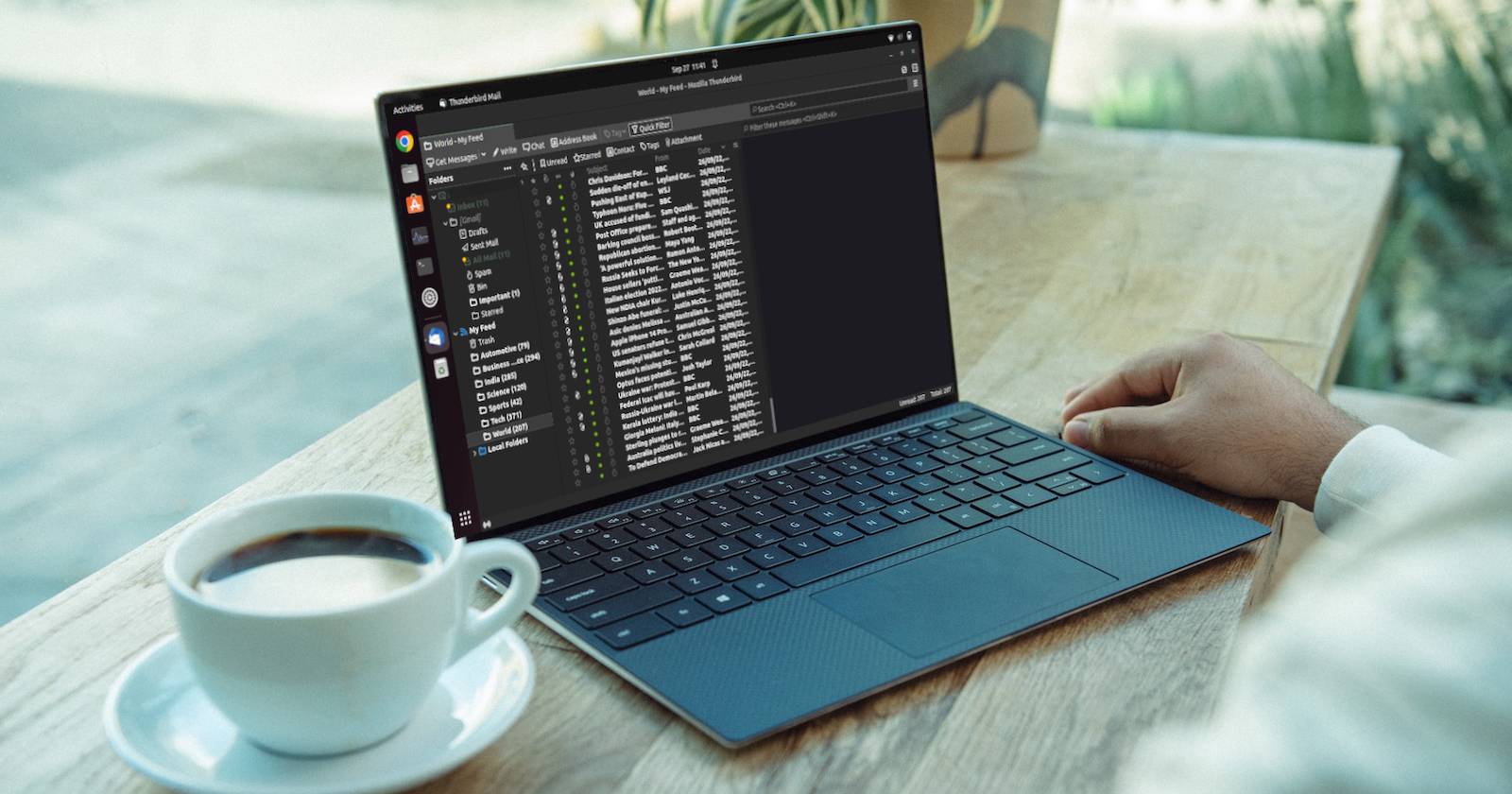 Человек использует Thunderbird на ноутбуке
