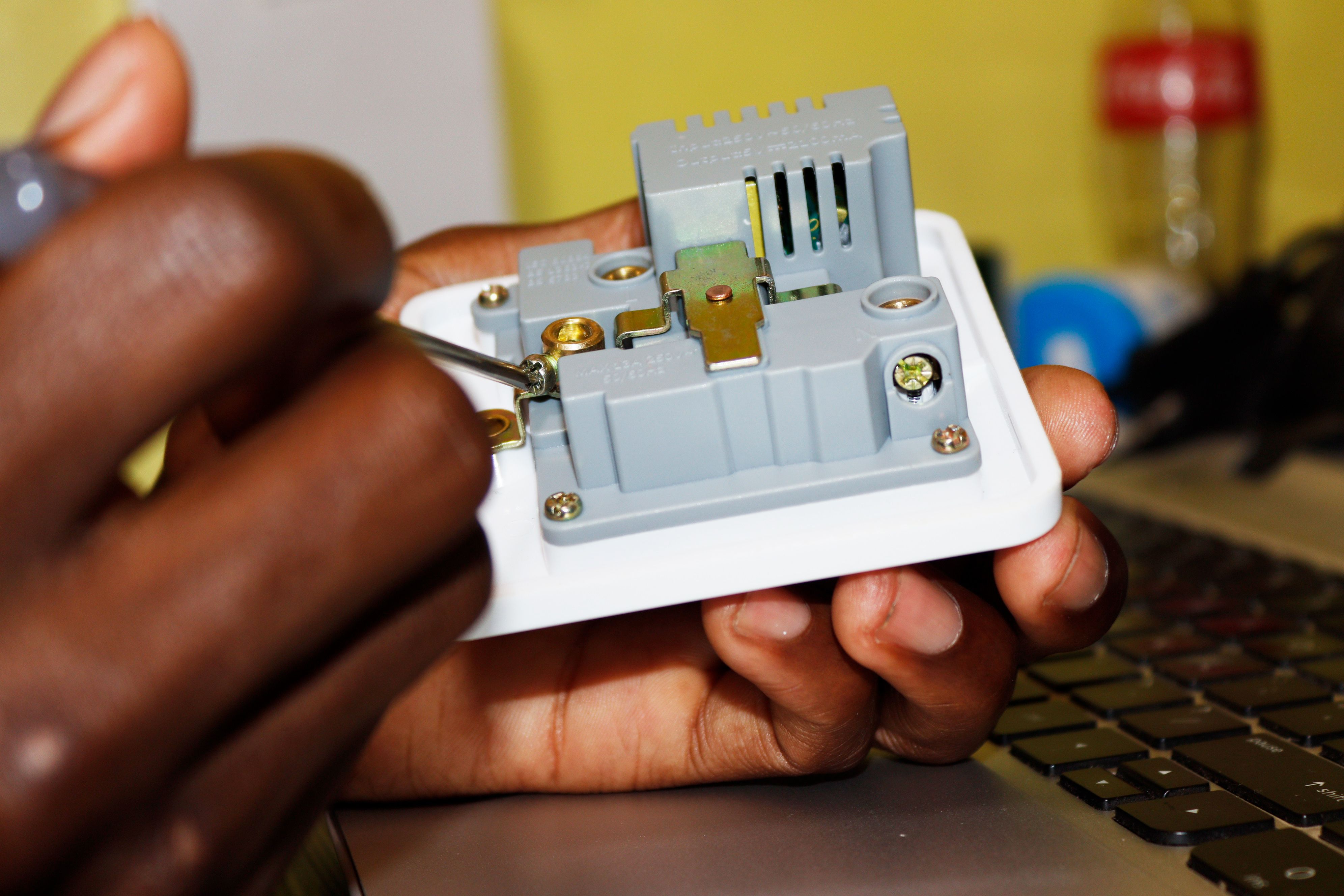 Ослабление винтов на USB-розетке отверткой