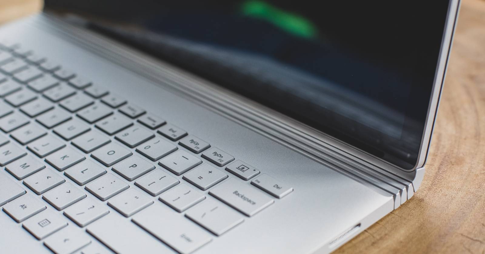 Ноутбук с Windows 11 на деревянном столе