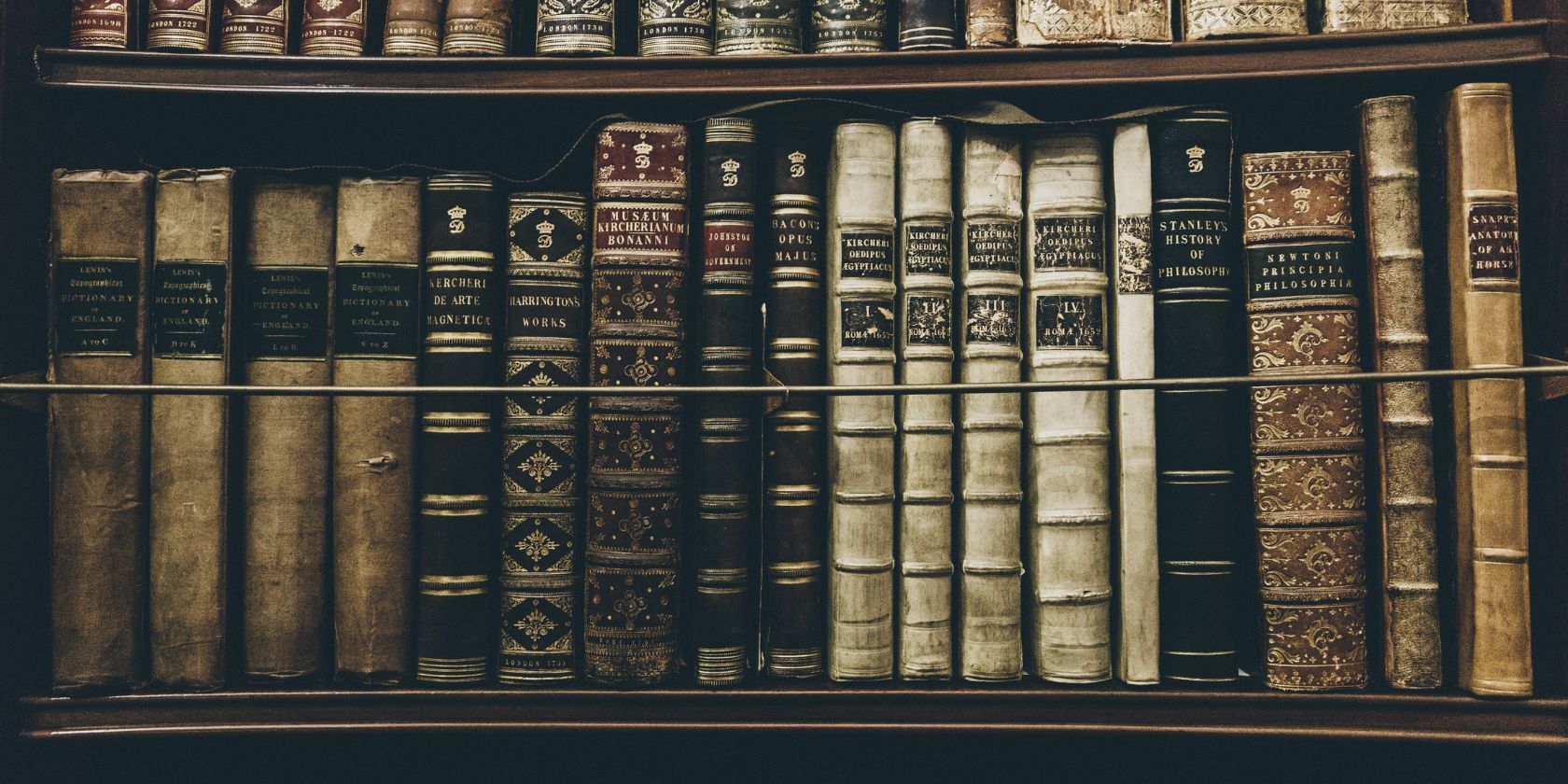 Крупный план старых книг на полке библиотеки