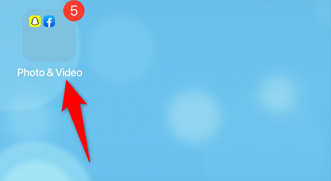 Перетащите приложение на другое, чтобы создать папку.