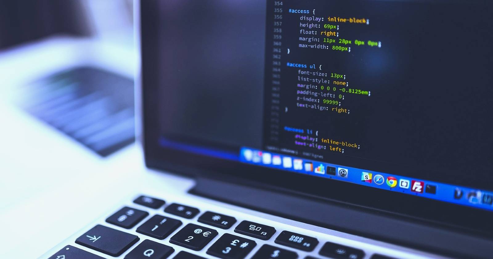 Экран ноутбука с кодом CSS