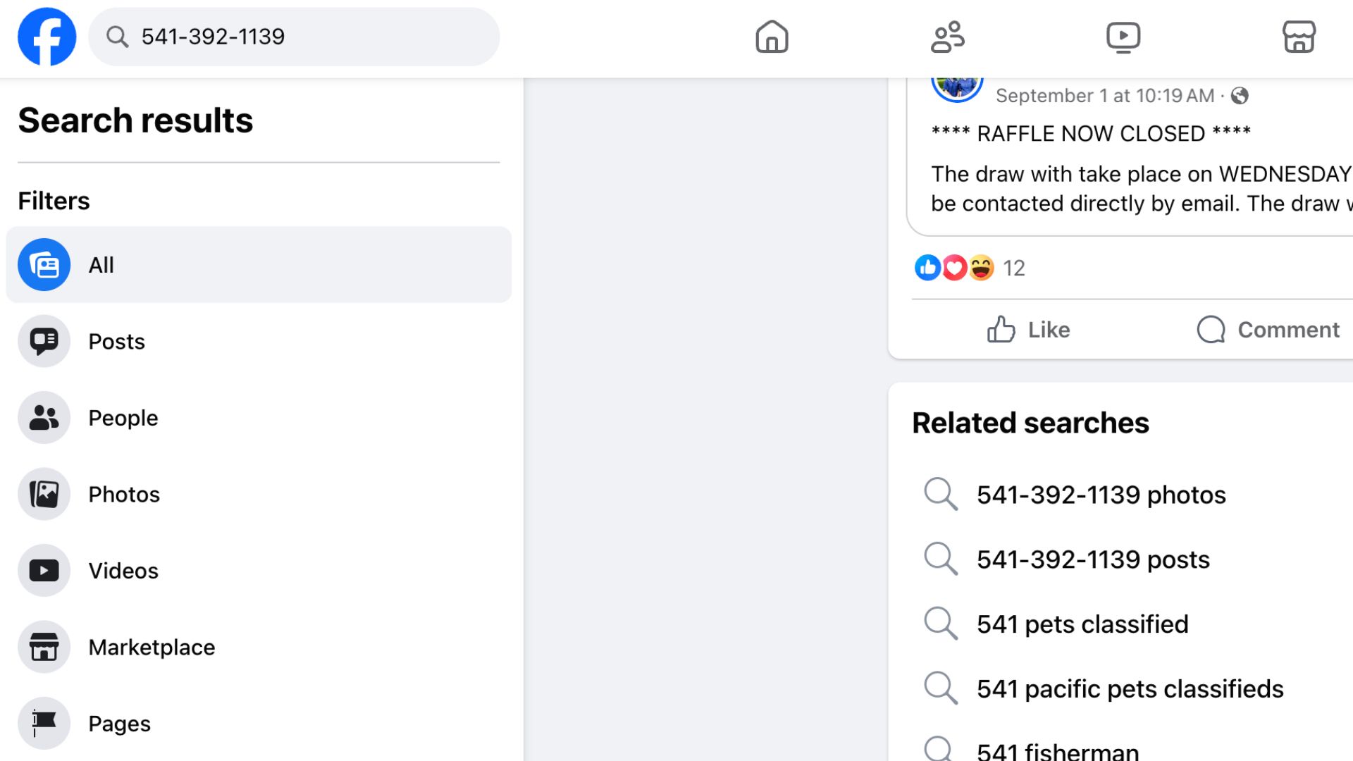 Поиск телефонного номера в поле поиска Facebook на мобильном экране