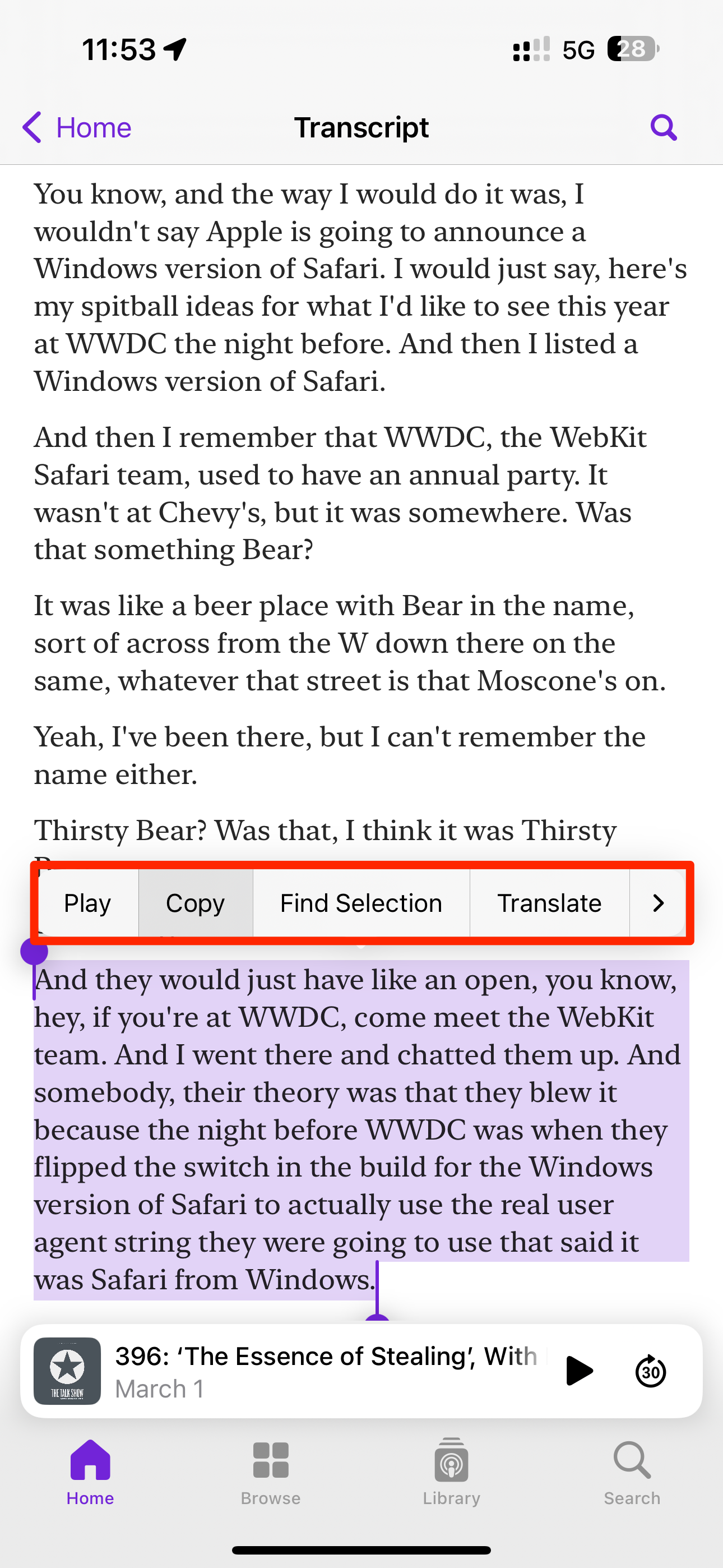 Команда Копировать в пузырьковом меню при работе с транскриптом в Apple Podcasts на iPhone.