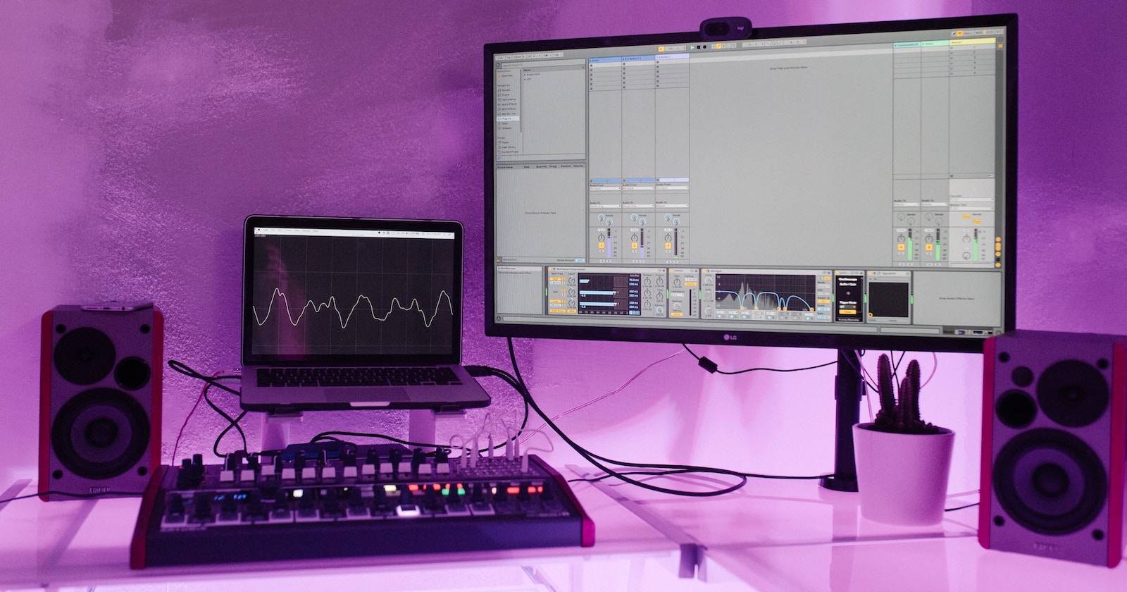 Рабочее место с ноутбуком, монитором, MIDI-клавиатурой и мониторами