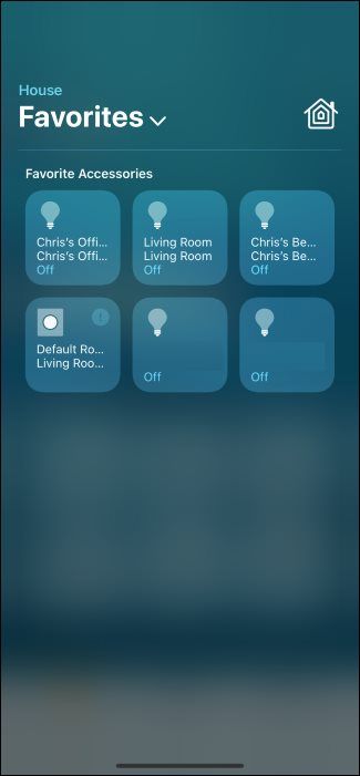 Пункт управления iPhone с открытым списком избранных устройств умного дома