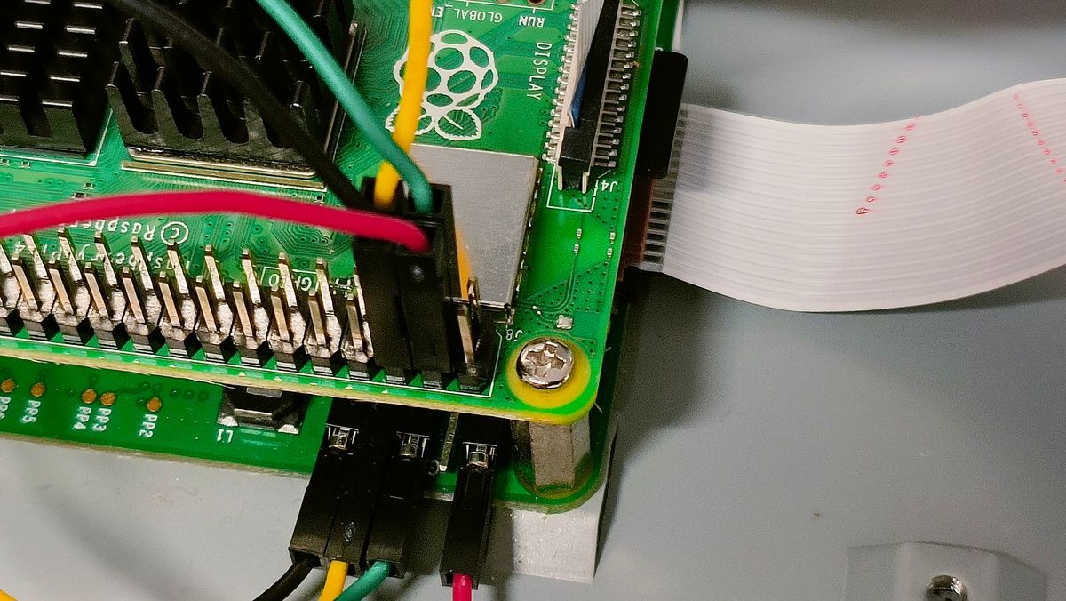 Кабели питания от Raspberry Pi 4 к сенсорному экрану