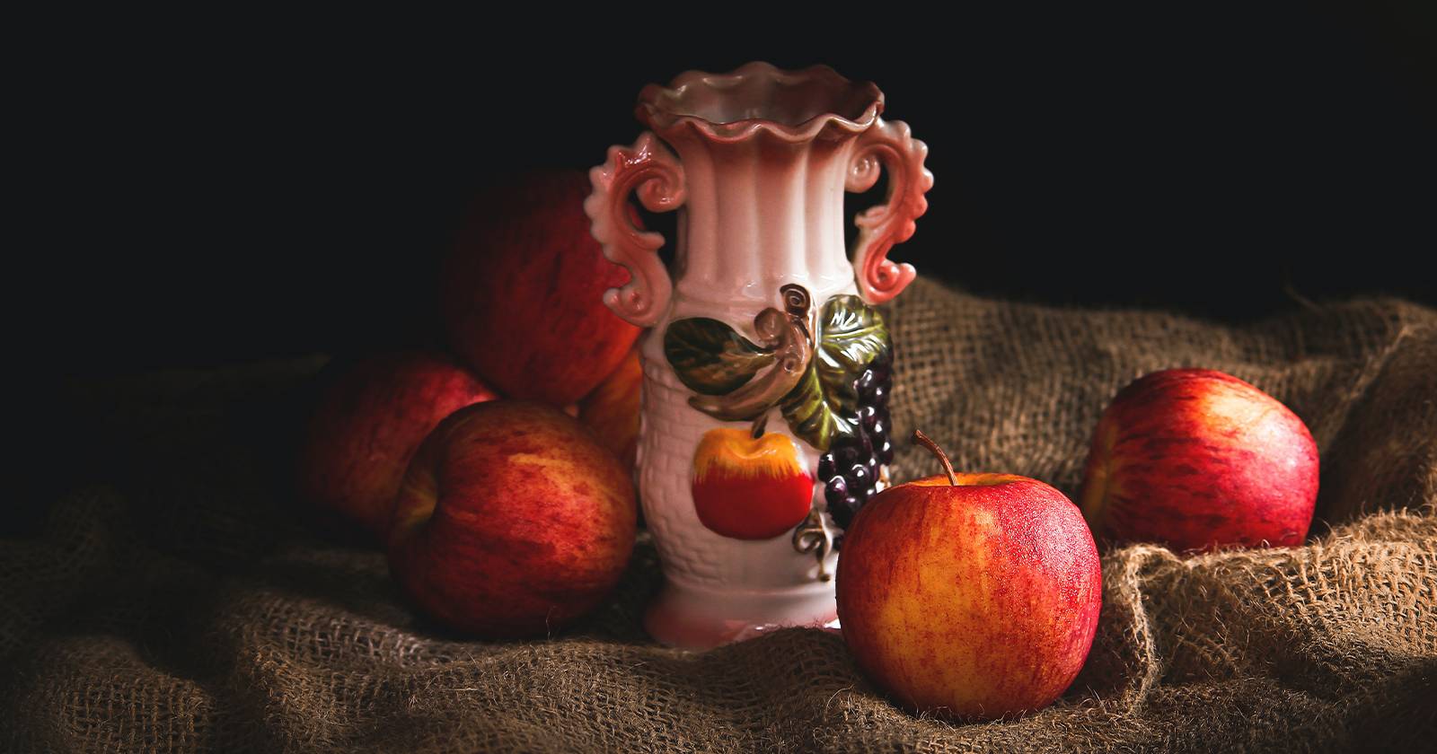Фрукты в вазе на тёмном фоне