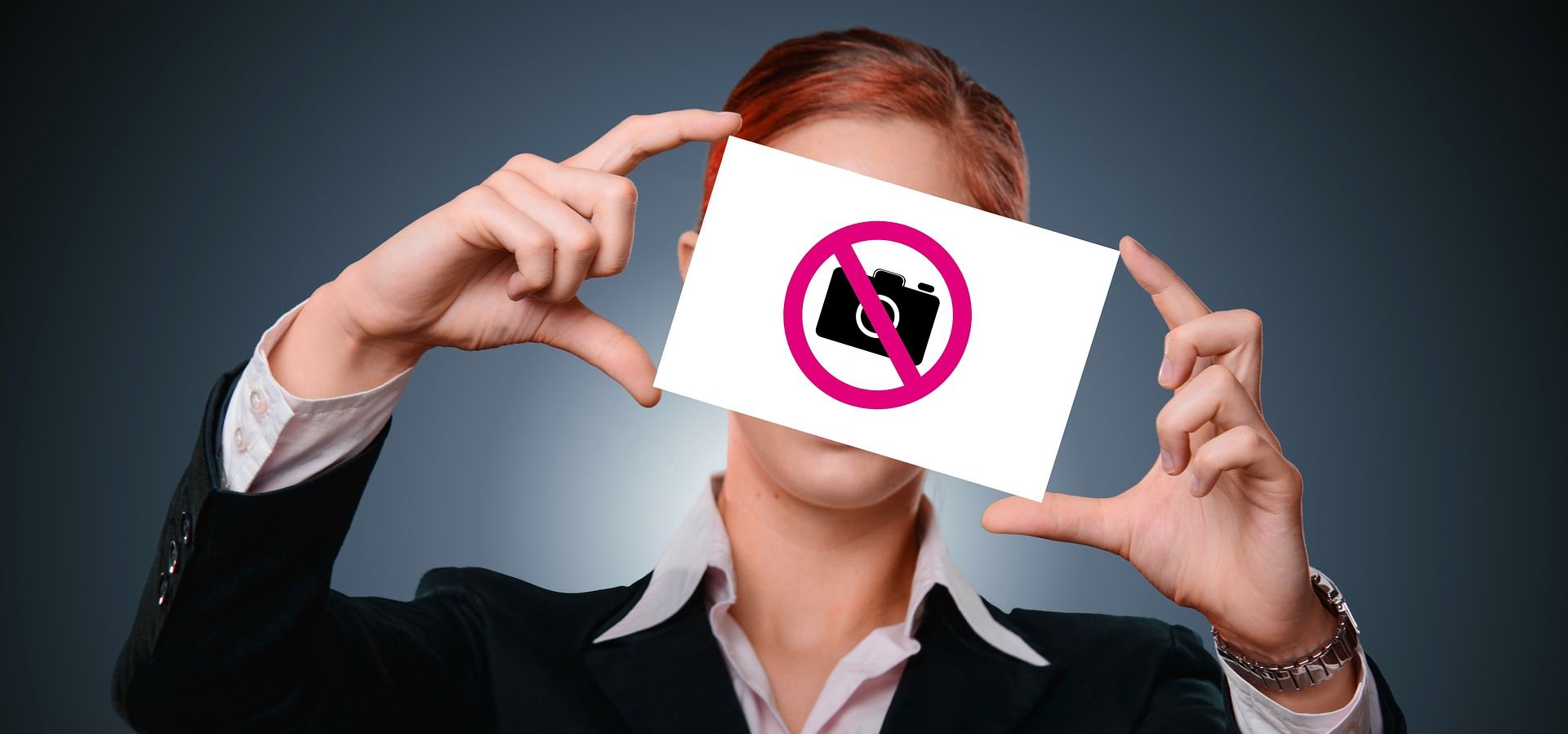 Женщина держит бумагу с указанием, что аккаунт Instagram заблокирован