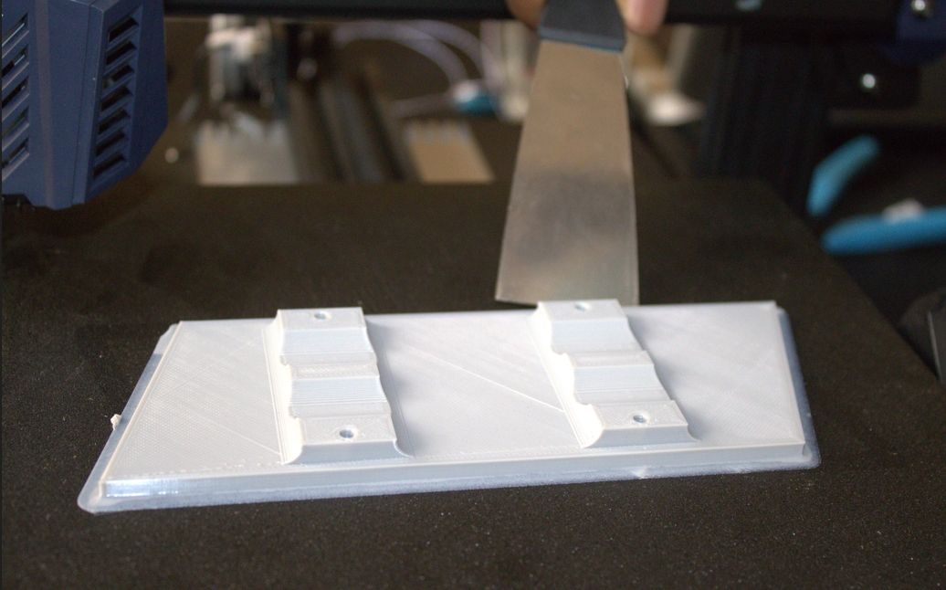 Использование скребка для снятия печати со стола