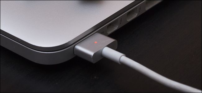 Оранжевый индикатор на магнитном кабеле MacBook — зарядка
