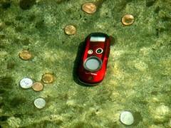 Как спасти телефон после попадания воды