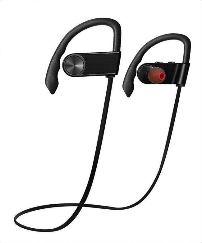 Чёрные беспроводные наушники на белом фоне