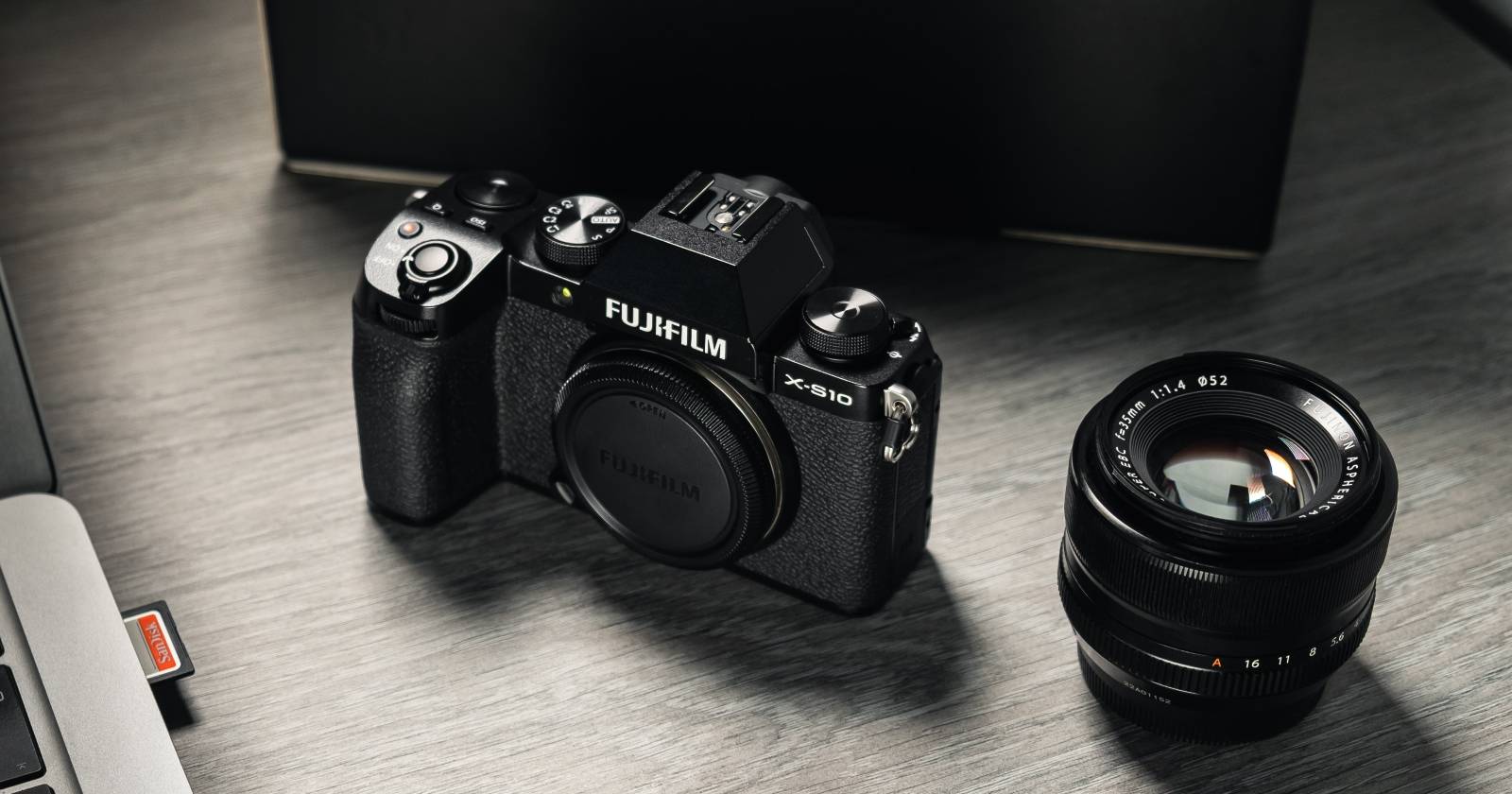 Камера Fujifilm с объективом на столе