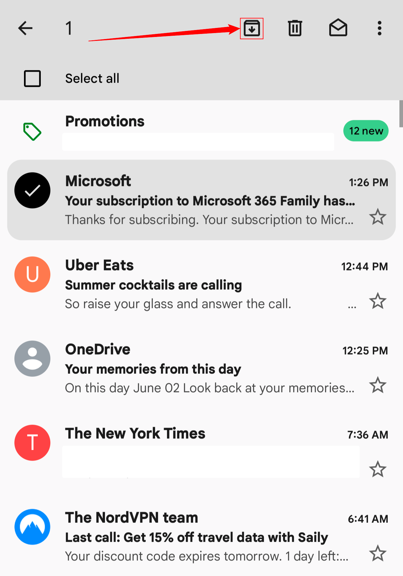 Мобильный экран Gmail: кнопка архивации в верхнем меню приложения, используйте её для скрытия письма из входящих.