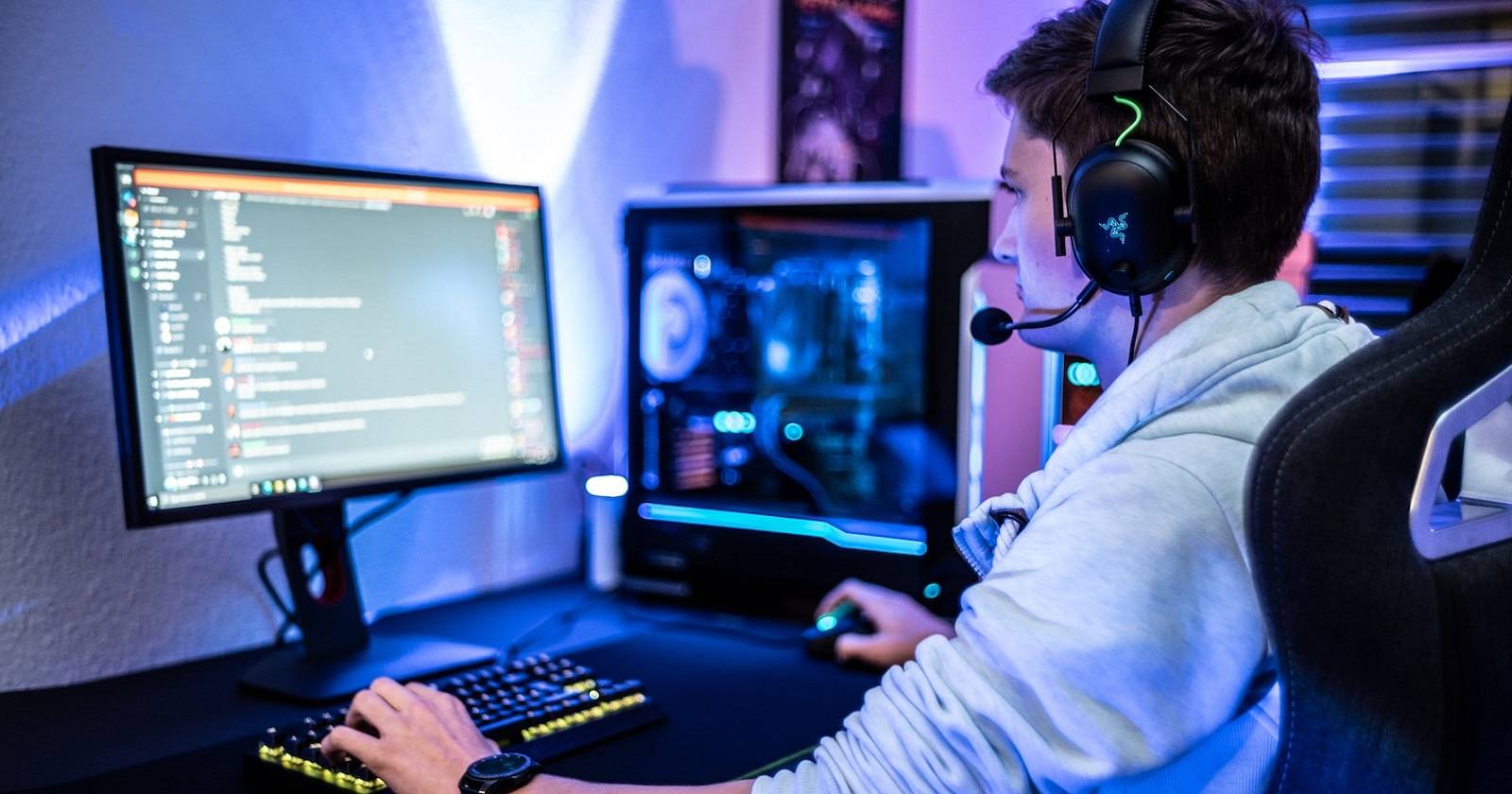 Ein Benutzer mit Chat-Mikrofon an einem Windows-Gaming-PC